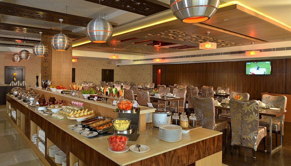 포츈 셀렉트 그랜드 리지 호텔 티루파티 외부 사진 The buffet at the hotel
