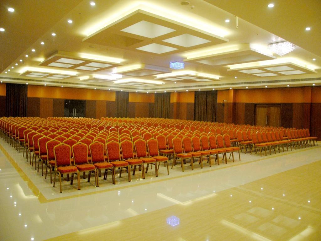 포츈 셀렉트 그랜드 리지 호텔 티루파티 외부 사진 The Auditorium