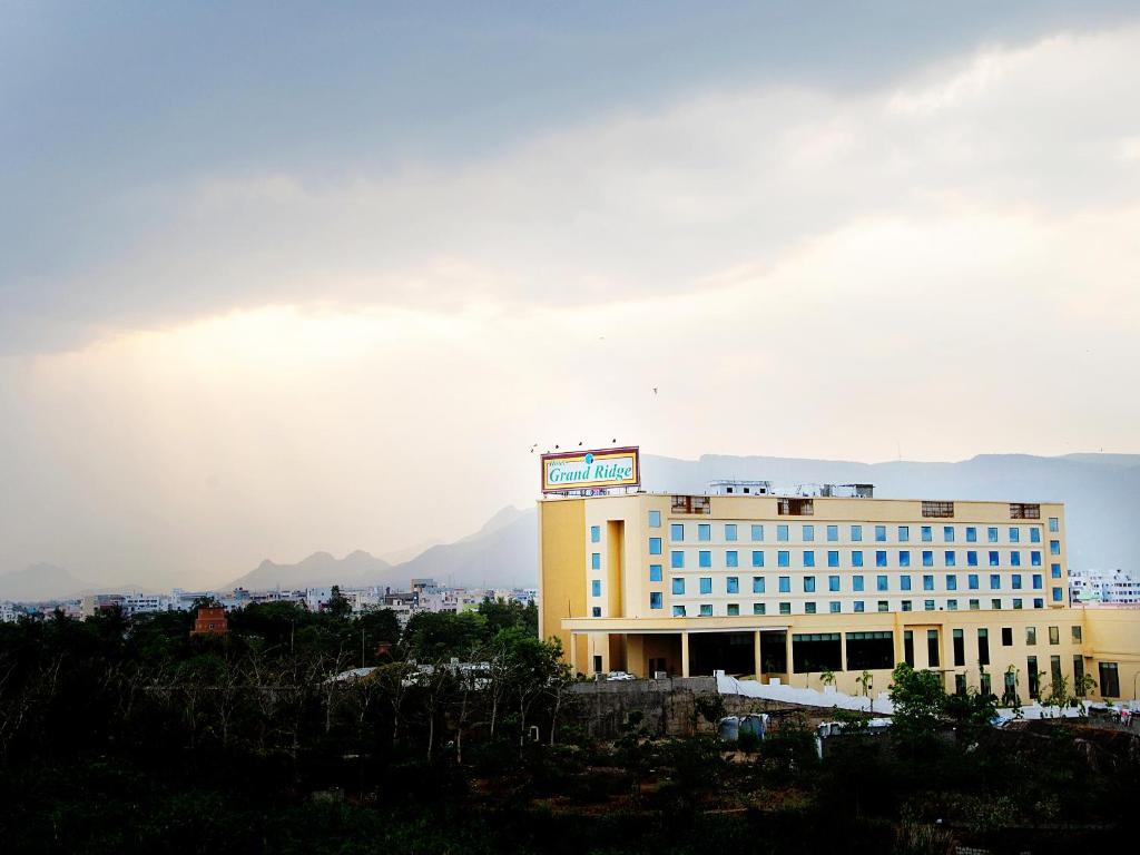 포츈 셀렉트 그랜드 리지 호텔 티루파티 외부 사진 The hotel in 2011