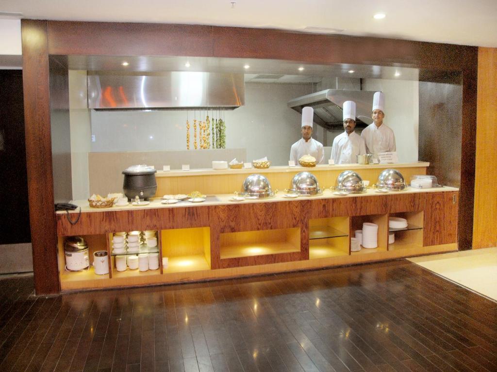 포츈 셀렉트 그랜드 리지 호텔 티루파티 외부 사진 A live kitchen at a hotel