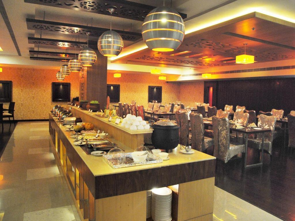 포츈 셀렉트 그랜드 리지 호텔 티루파티 외부 사진 The buffet at the hotel