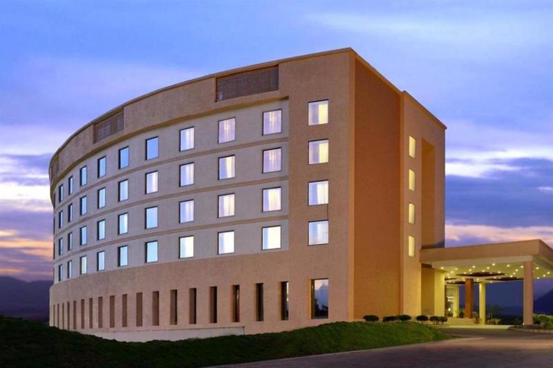 포츈 셀렉트 그랜드 리지 호텔 티루파티 외부 사진 The hotel at dusk