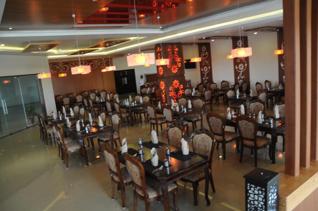 포츈 셀렉트 그랜드 리지 호텔 티루파티 외부 사진 The interior of a restaurant in India