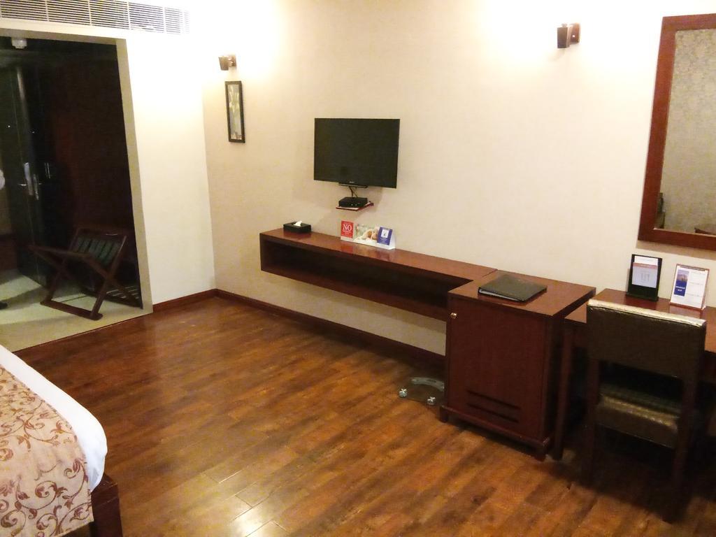 포츈 셀렉트 그랜드 리지 호텔 티루파티 외부 사진 A room at the hotel