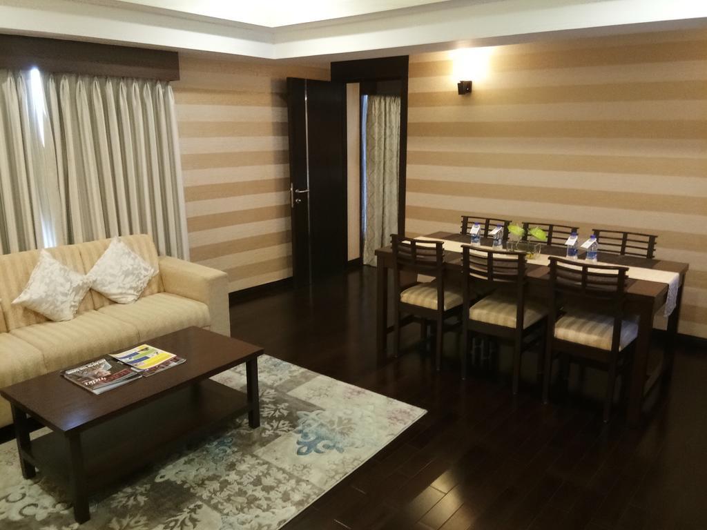 포츈 셀렉트 그랜드 리지 호텔 티루파티 외부 사진 A living room in a suite at the hotel