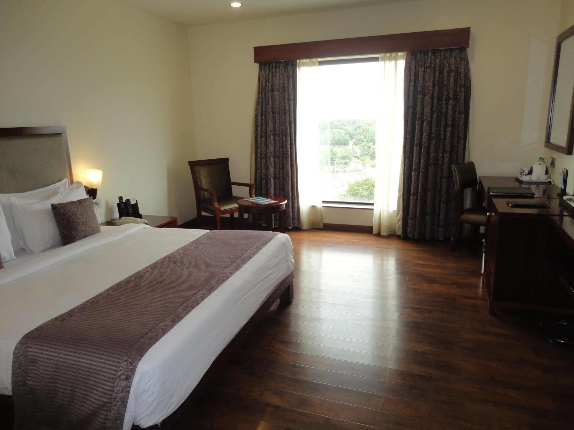포츈 셀렉트 그랜드 리지 호텔 티루파티 외부 사진 A room at the Taj Bengal