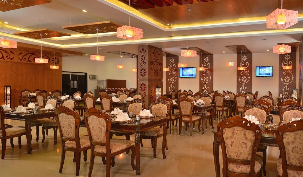 포츈 셀렉트 그랜드 리지 호텔 티루파티 외부 사진 The interior of a restaurant in India
