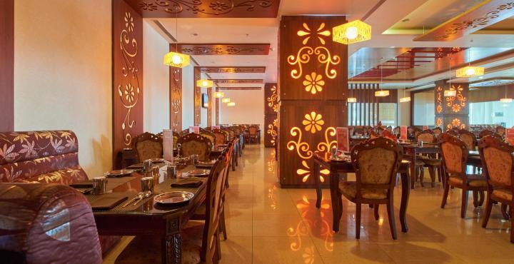 포츈 셀렉트 그랜드 리지 호텔 티루파티 외부 사진 The interior of a typical buffet restaurant