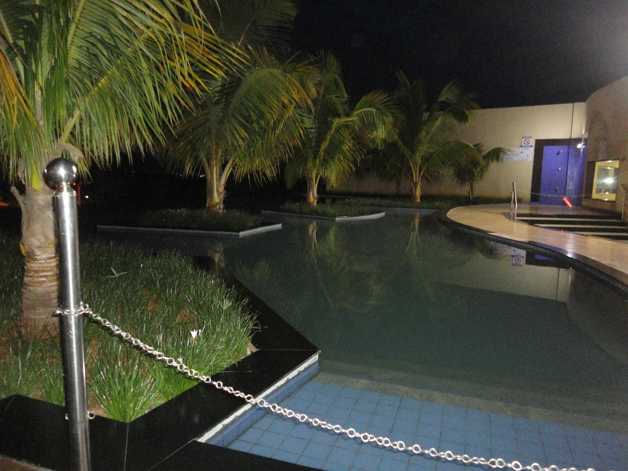 포츈 셀렉트 그랜드 리지 호텔 티루파티 외부 사진 The pool at the hotel